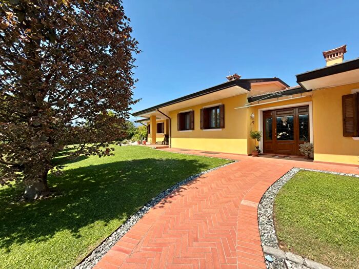 Casa con 12 locali in vendita in Via Levignole, Cordignano