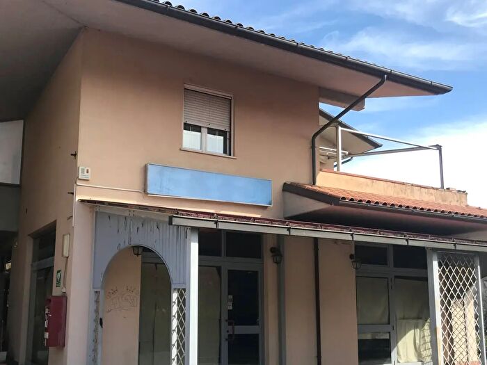 Appartamento con 6 locali in vendita in Castiglione Del Lago