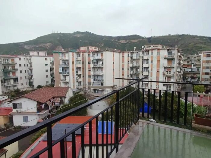 Appartamento trilocale in affitto in Traversa Antonino Pio, Napoli