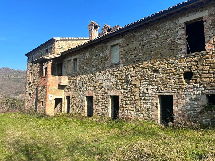 Casa con 18 locali in vendita in Via Colpalombo, Gubbio