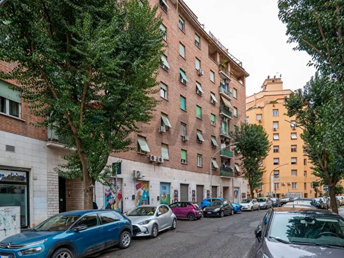 Appartamento quadrilocale in vendita in Via Evandro, Roma