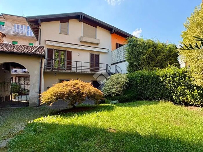 Appartamento con 8 locali in vendita in Via Monsig Carrara, Albino