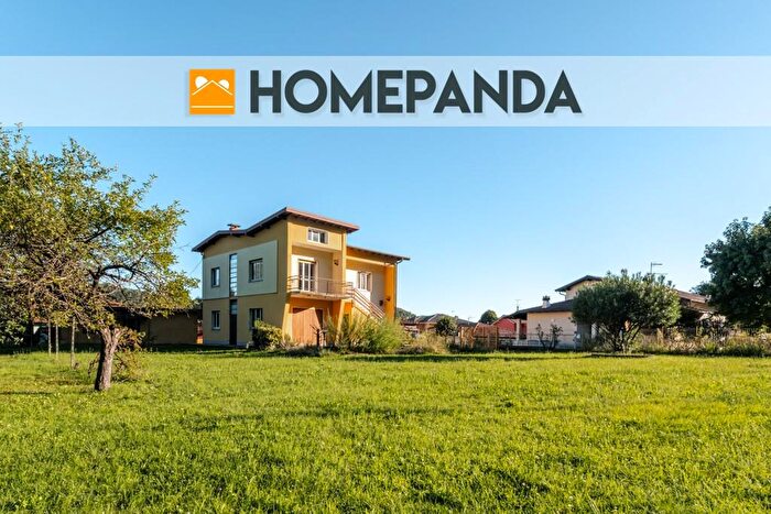 Casa con 8 locali in vendita in Vicolo Cadè, Caravate