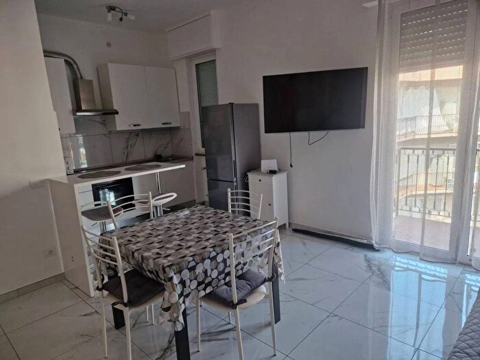 Appartamento trilocale in affitto in Via Costituzione, Centro, Albenga