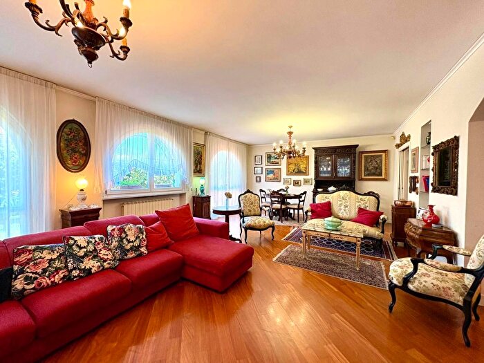 Casa con 12 locali in vendita in Massa