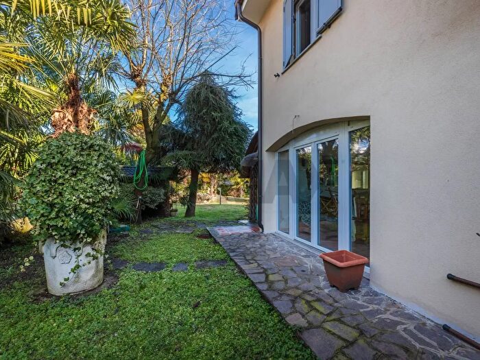 Appartamento con 5 locali in vendita in Via delle Gardenie, Castelletto Sopra Ticino