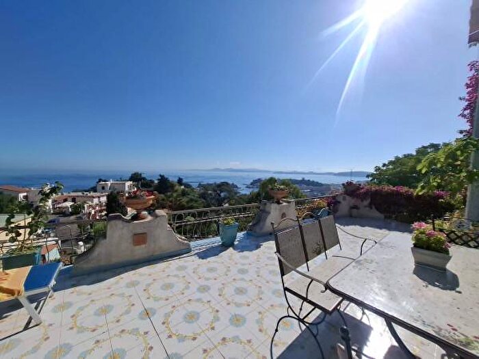 Casa con 6 locali in vendita in Via Quercia, Ischia