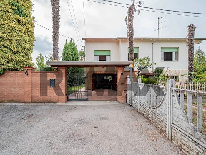 Casa con 5 locali in vendita in Via IV Novembre, San Giorgio Bigarello