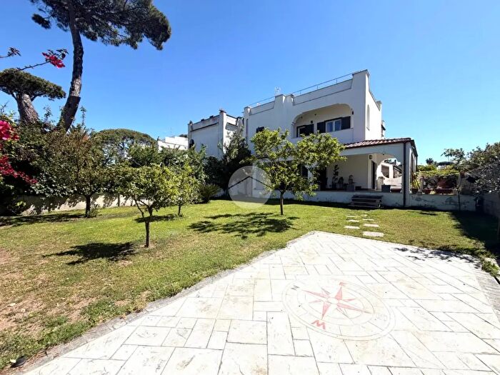 Casa quadrilocale in vendita in Viale del Pesco, Anzio