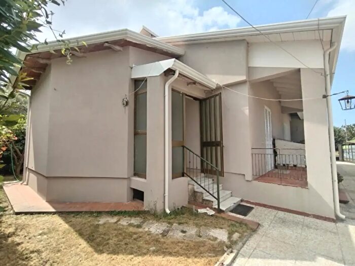 Casa quadrilocale in vendita in Massa
