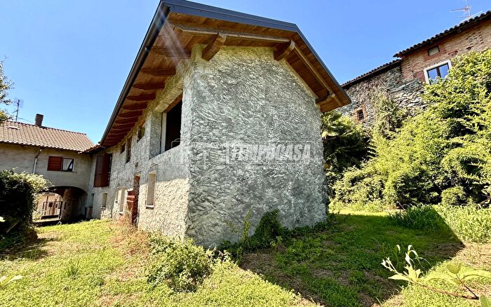 Casa con 10 locali in vendita in Via Fratelli Volpe, Dorzano