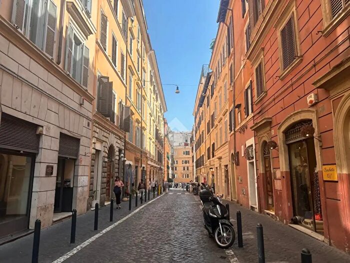 Appartamento bilocale in affitto in Via del Boschetto, Roma