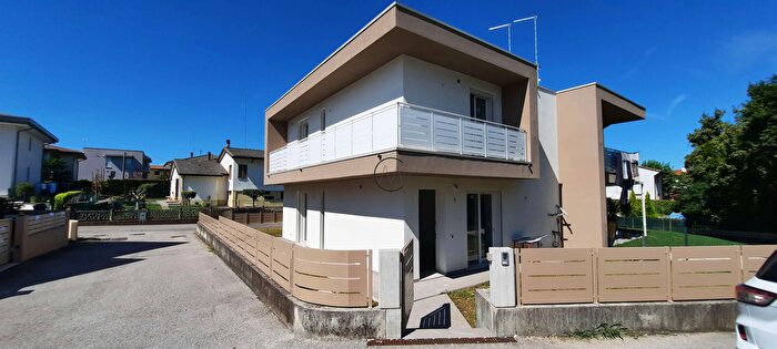 Casa con 8 locali in vendita in Via Posutmia, Treviso