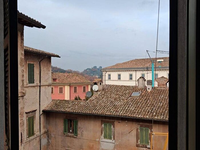 Appartamento trilocale in affitto in Via Carlo Cattaneo, Centro Storico, Spoleto