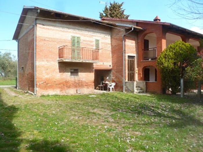 Casa quadrilocale in vendita in Frazione di Castiglione del Lago, Castiglione Del Lago