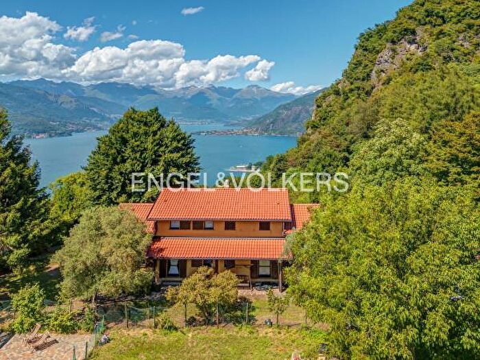 Casa con 6 locali in vendita in Perledo