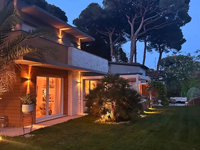 Casa con 5 locali in vendita in Viale Milano, Cervia