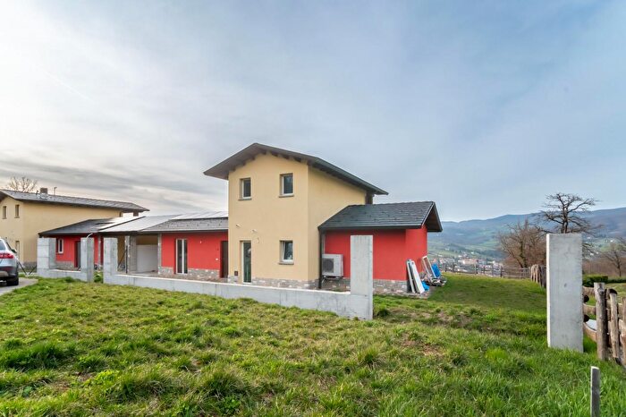 Casa con 6 locali in vendita in Località Il Poggio Destra Taro, Borgo Val Di Taro