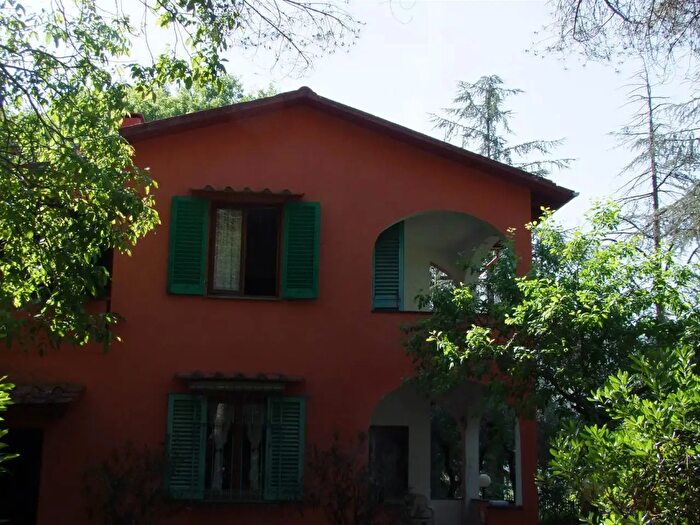 Casa con 6 locali in vendita in Londa