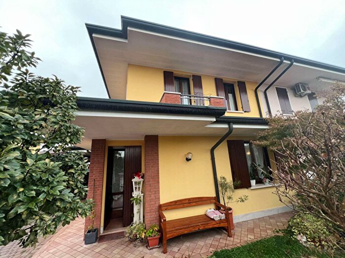 Casa con 5 locali in vendita in Marmirolo