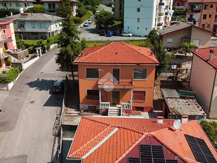 Casa con 6 locali in vendita in Via Monte Pasubio, Arzignano