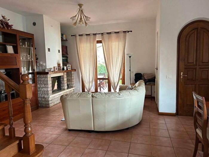 Casa con 6 locali in affitto in Vittoria Apuana, Forte dei Marmi