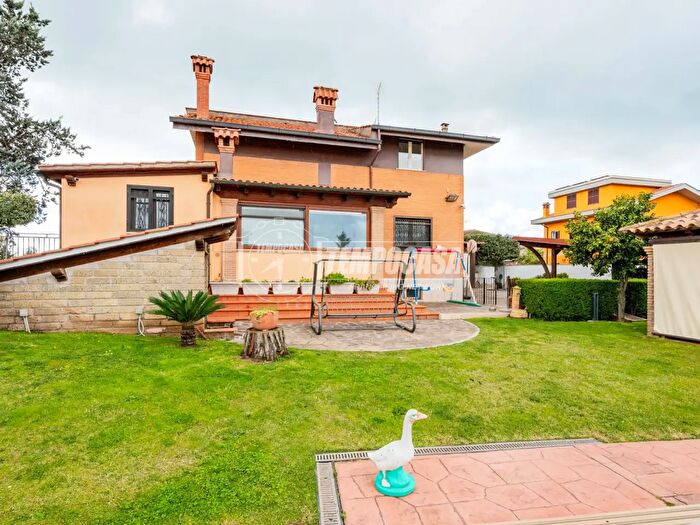 Casa con 9 locali in vendita in Via Boscotrecase, Roma