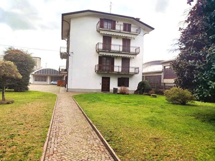 Appartamento trilocale in vendita in Via Guglielmo Marconi, Carugo