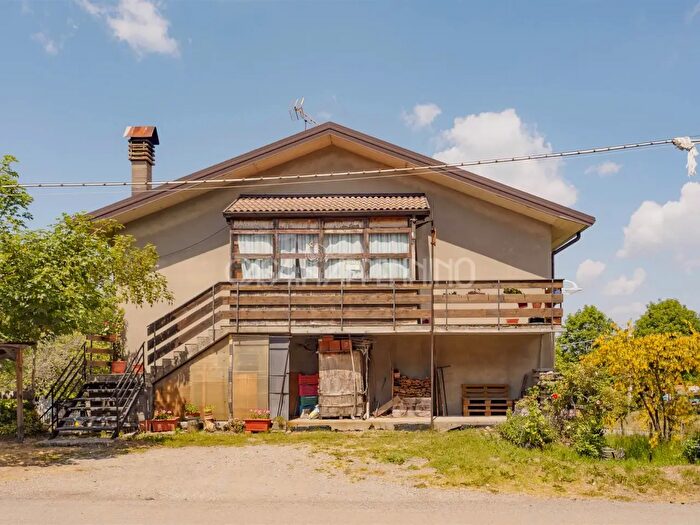 Casa con 8 locali in vendita in Frassinoro