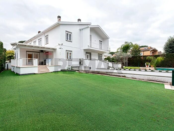 Casa con 16 locali in affitto in Via Tucidide, Roma