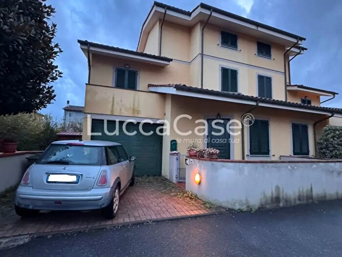 Casa con 6 locali in vendita in Lucca