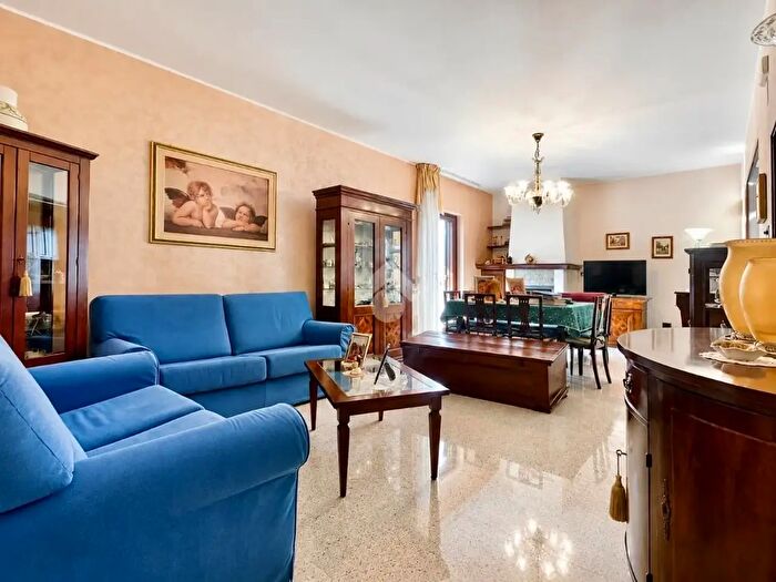 Appartamento quadrilocale in vendita in Via Morrice, Folignano