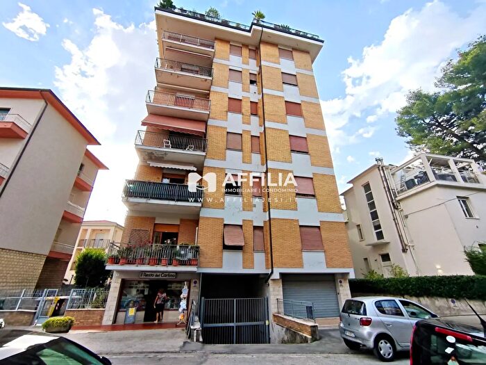 Appartamento con 5 locali in vendita in Via Sanzio, Jesi