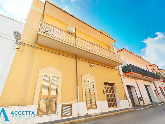 Casa con 8 locali in vendita in Via Giuseppe Garibaldi, Taranto