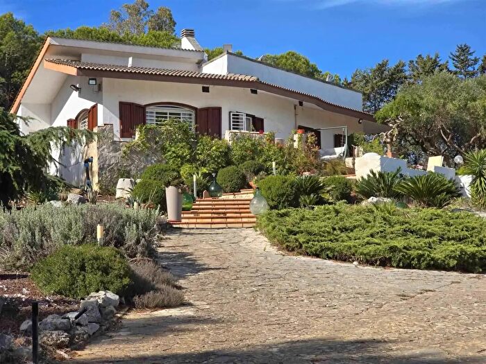 Casa con 10 locali in vendita in Strada Vicinale Titolo, Mola Di Bari