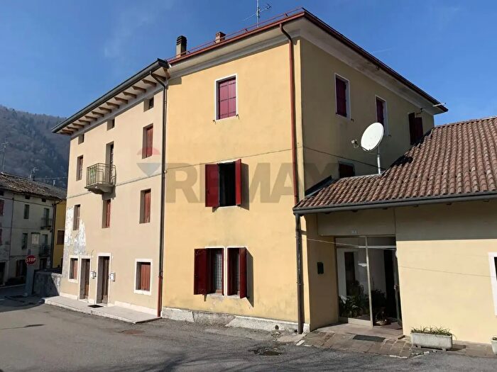 Appartamento con 8 locali in vendita in Piazza Monte Grappa, Seren Del Grappa