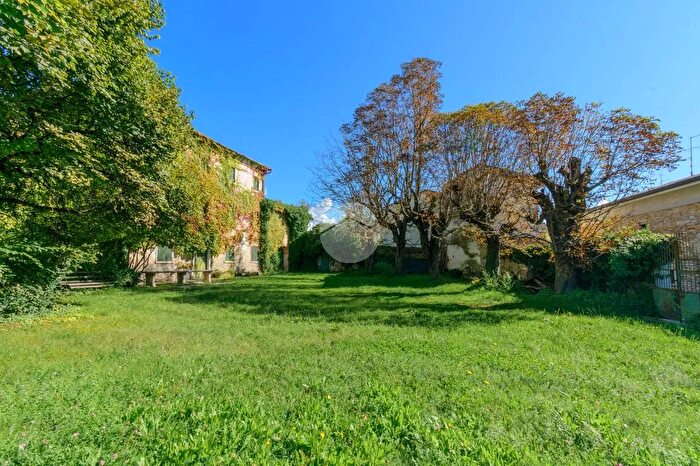 Casa con 15 locali in vendita in Via Monsignor Lonardi, Fumane