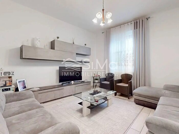 Appartamento con 5 locali in vendita in Via Accarisio, Cento