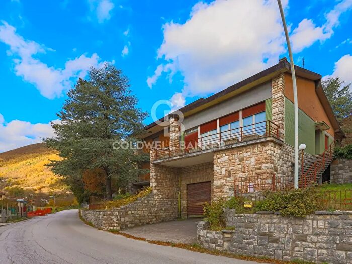 Casa con 6 locali in vendita in Via Martiri della Resistenza, Cantiano