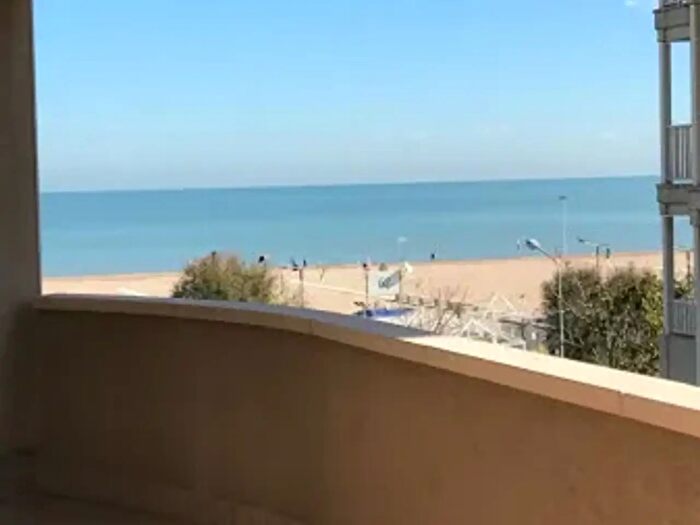 Appartamento trilocale in vendita in Viale Regina Elena, Rimini