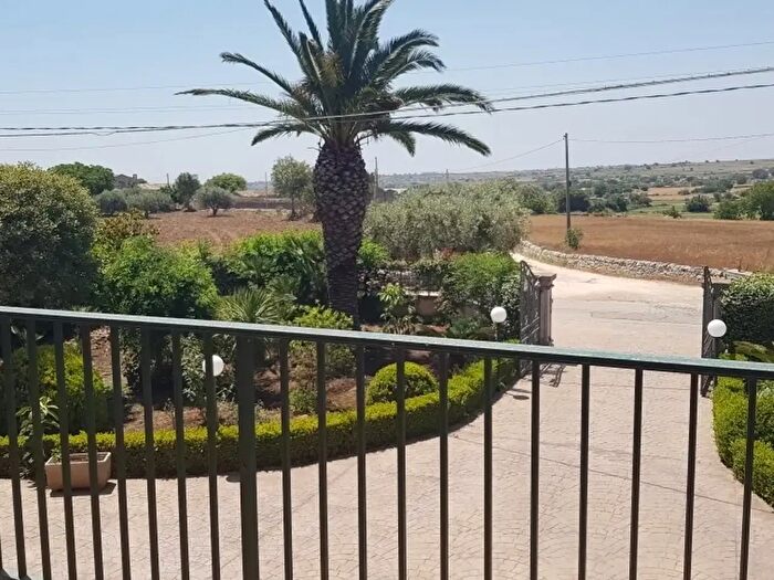 Casa con 6 locali in affitto in Modica