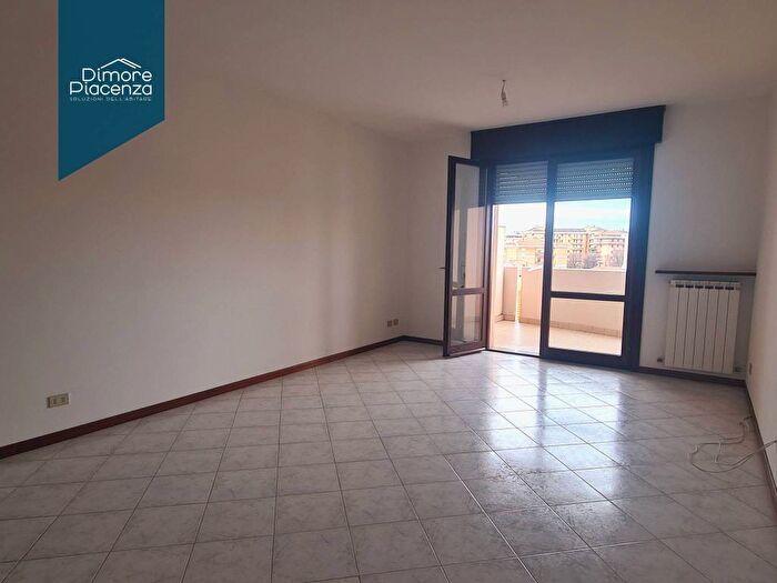 Appartamento trilocale in affitto in Via Alessandro Manzoni, Farnesiana, Piacenza