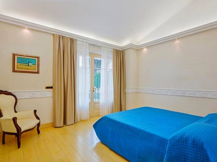 Casa con 6 locali in affitto in Vittoria Apuana, Forte dei Marmi