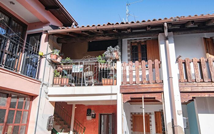 Appartamento trilocale in vendita in Vicolo Pozzale, Fara Gera DAdda