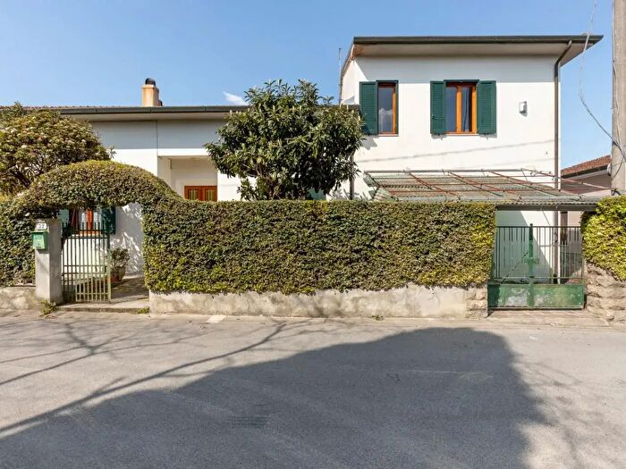 Casa con 8 locali in vendita in Capannoli