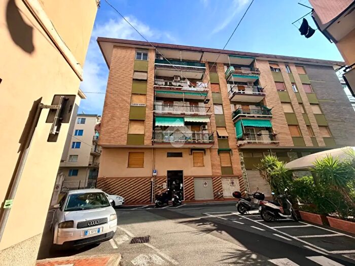 Appartamento trilocale in vendita in Via Nino Bixio, Albisola Superiore