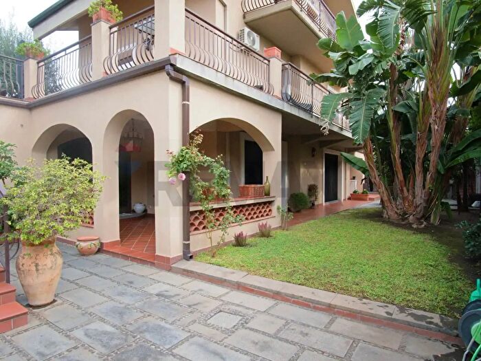 Casa con 13 locali in vendita in Via San Gregorio, SantAgata Li Battiati