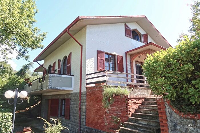 Casa con 8 locali in vendita in Fivizzano