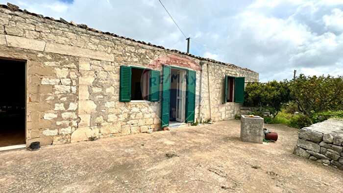 Casa quadrilocale in vendita in Via ModicaNoto B, Modica