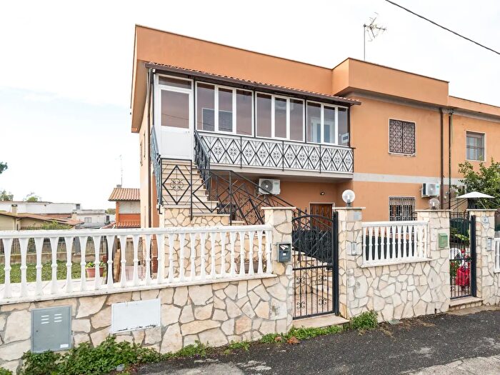 Appartamento quadrilocale in vendita in Via Terni, Ardea